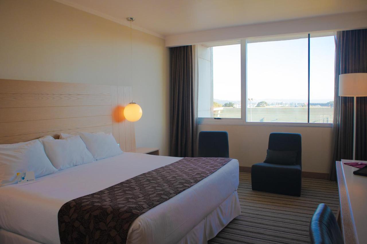 Hotel Wyndham Concepcion Pettra Exteriér fotografie A room at the hotel
