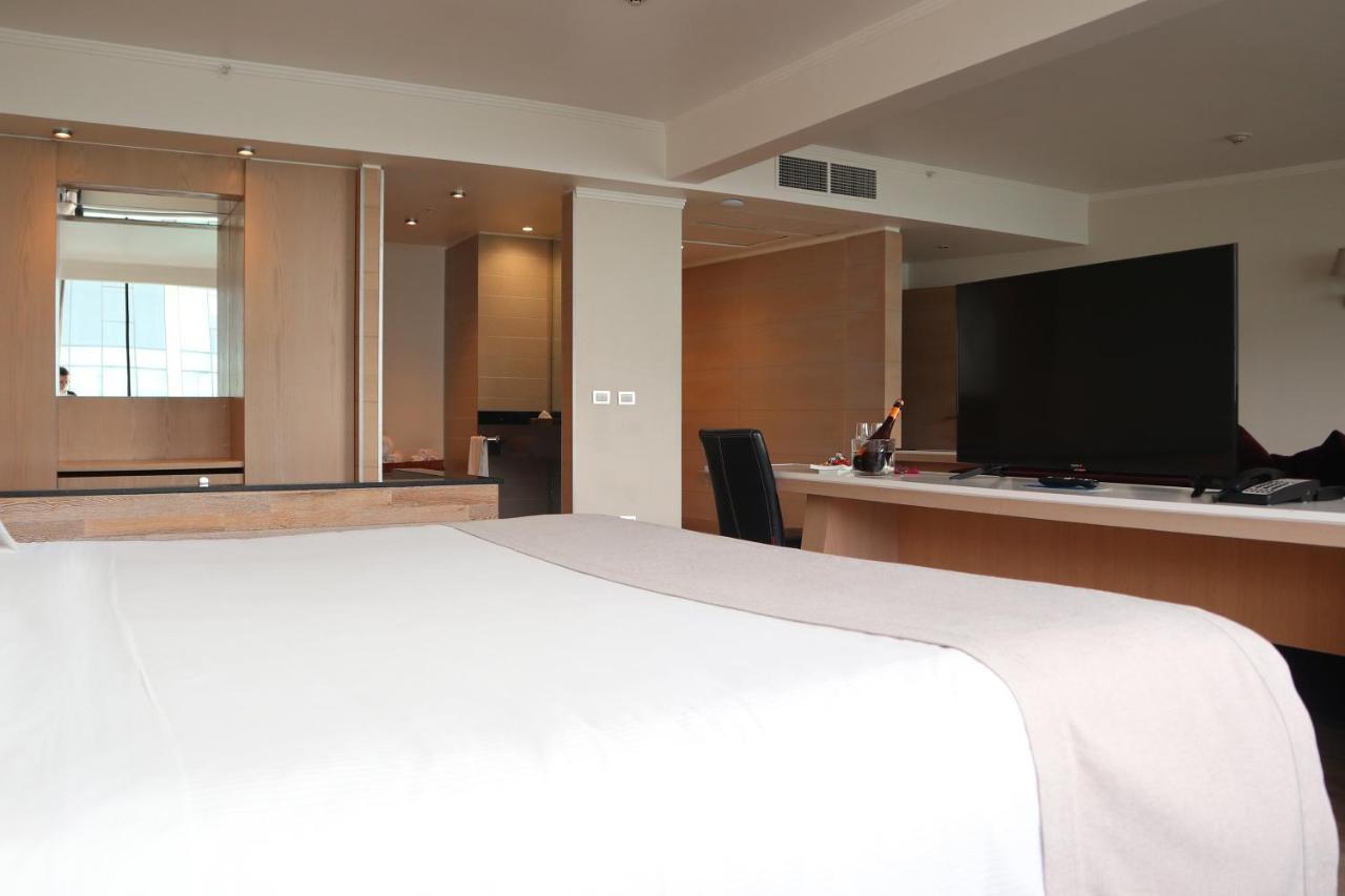 Hotel Wyndham Concepcion Pettra Exteriér fotografie A room at the hotel