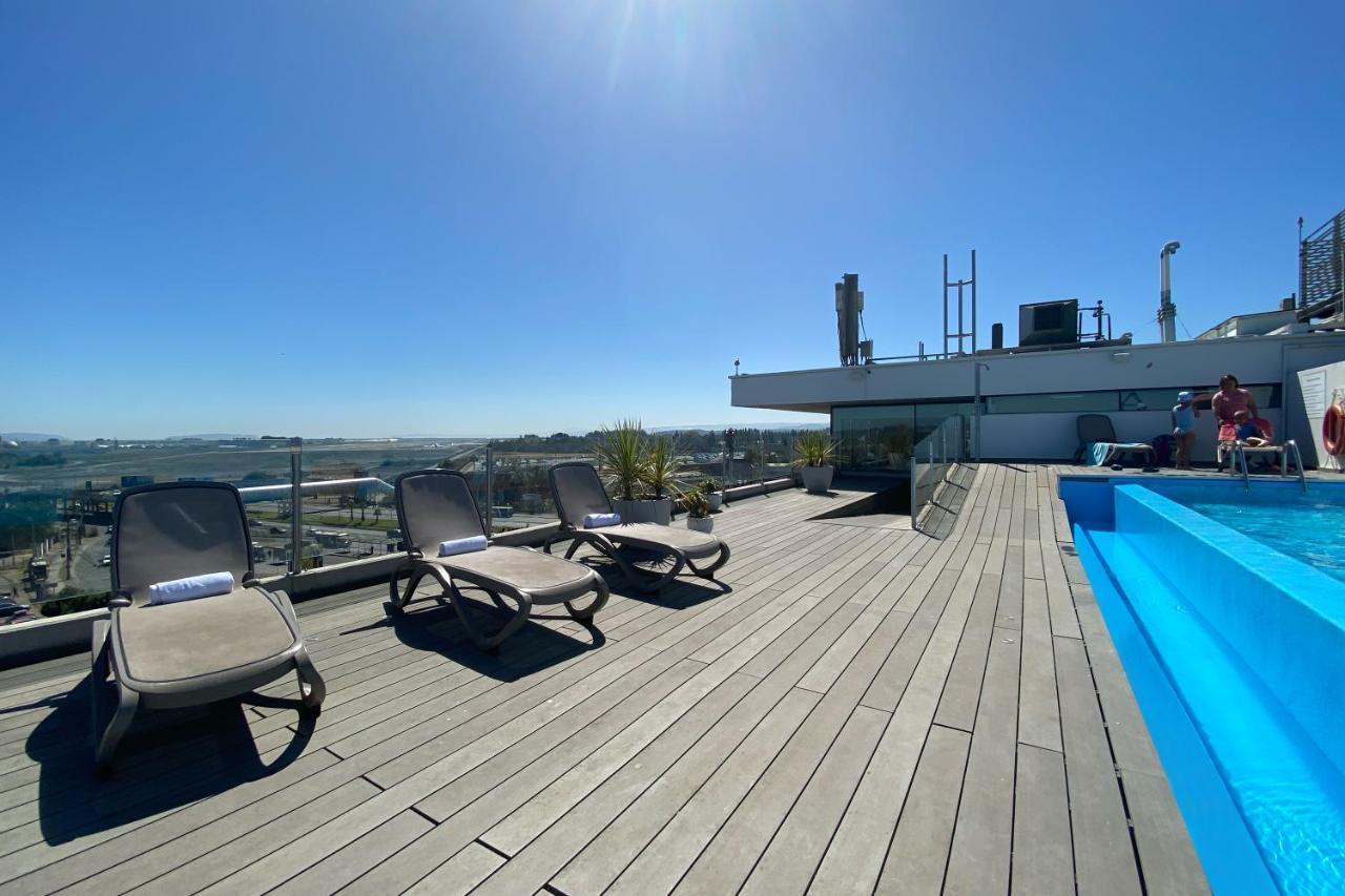 Hotel Wyndham Concepcion Pettra Exteriér fotografie Rooftop pool at the hotel