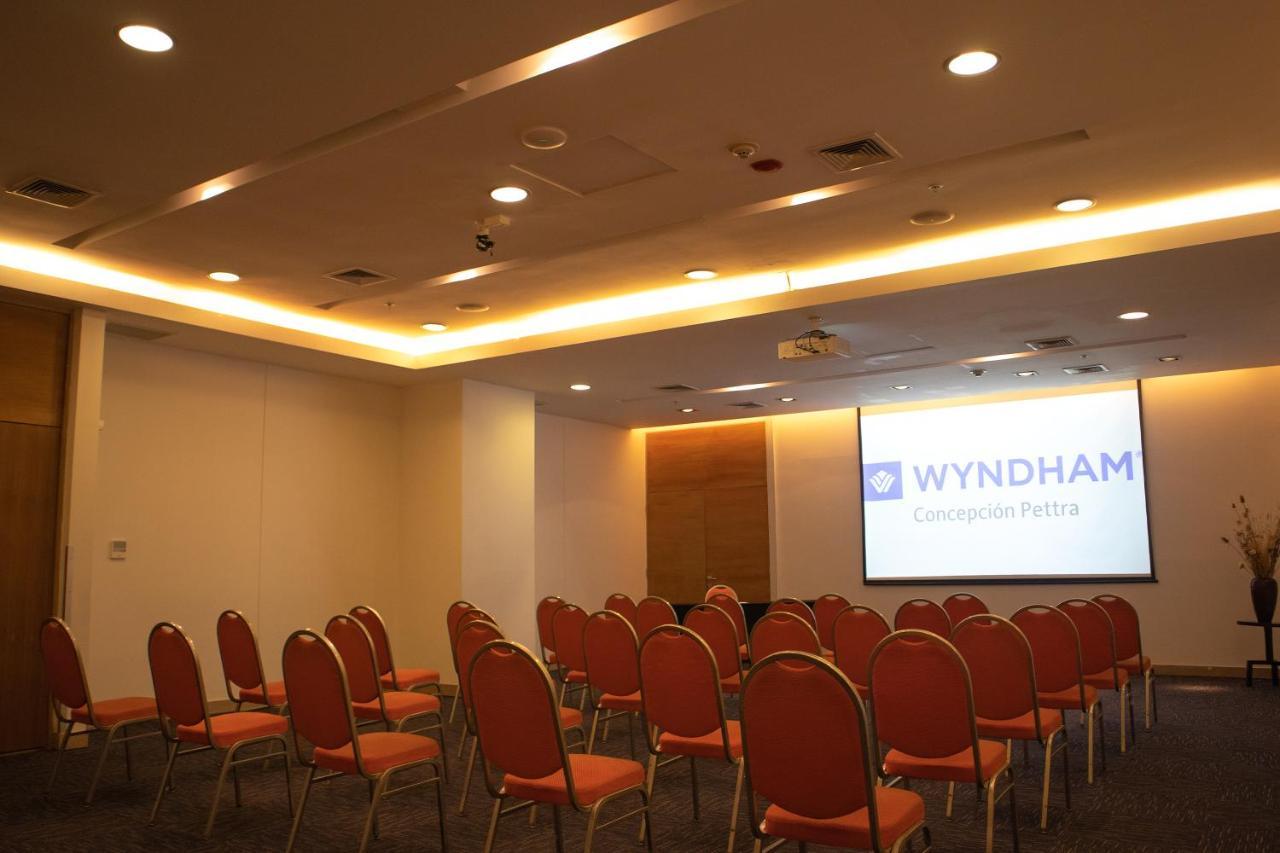 Hotel Wyndham Concepcion Pettra Exteriér fotografie A meeting room at the hotel