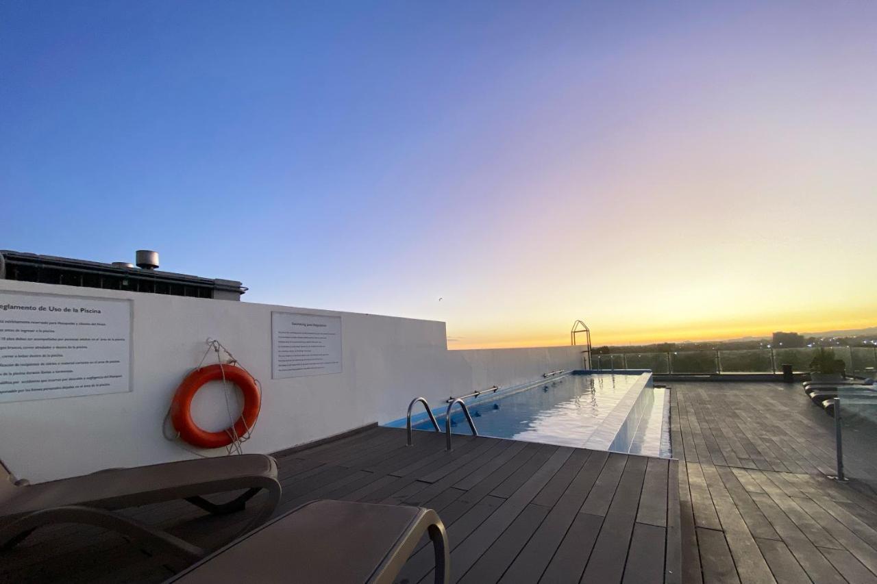 Hotel Wyndham Concepcion Pettra Exteriér fotografie Rooftop pool at the hotel