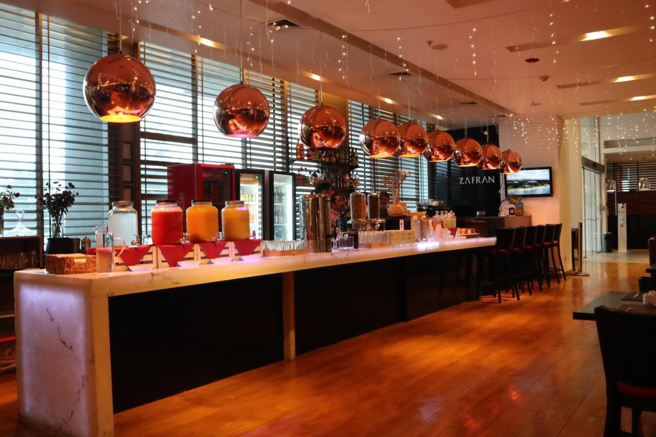 Hotel Wyndham Concepcion Pettra Exteriér fotografie The bar at the lounge