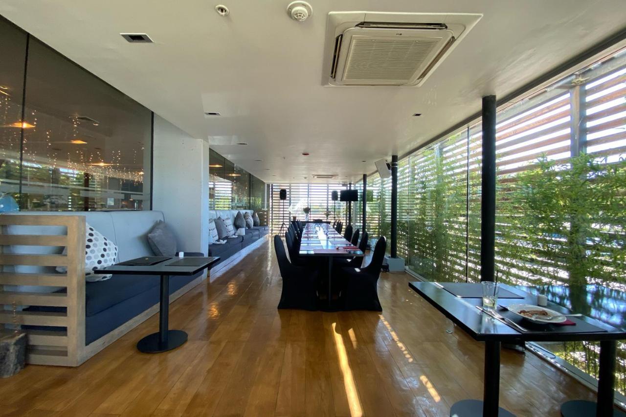 Hotel Wyndham Concepcion Pettra Exteriér fotografie The interior of the lounge