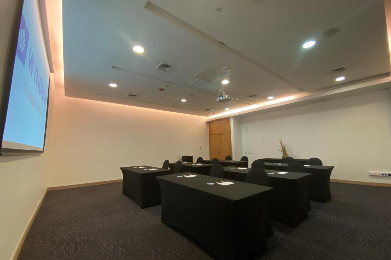 Hotel Wyndham Concepcion Pettra Exteriér fotografie A meeting room at the National University of Singapore