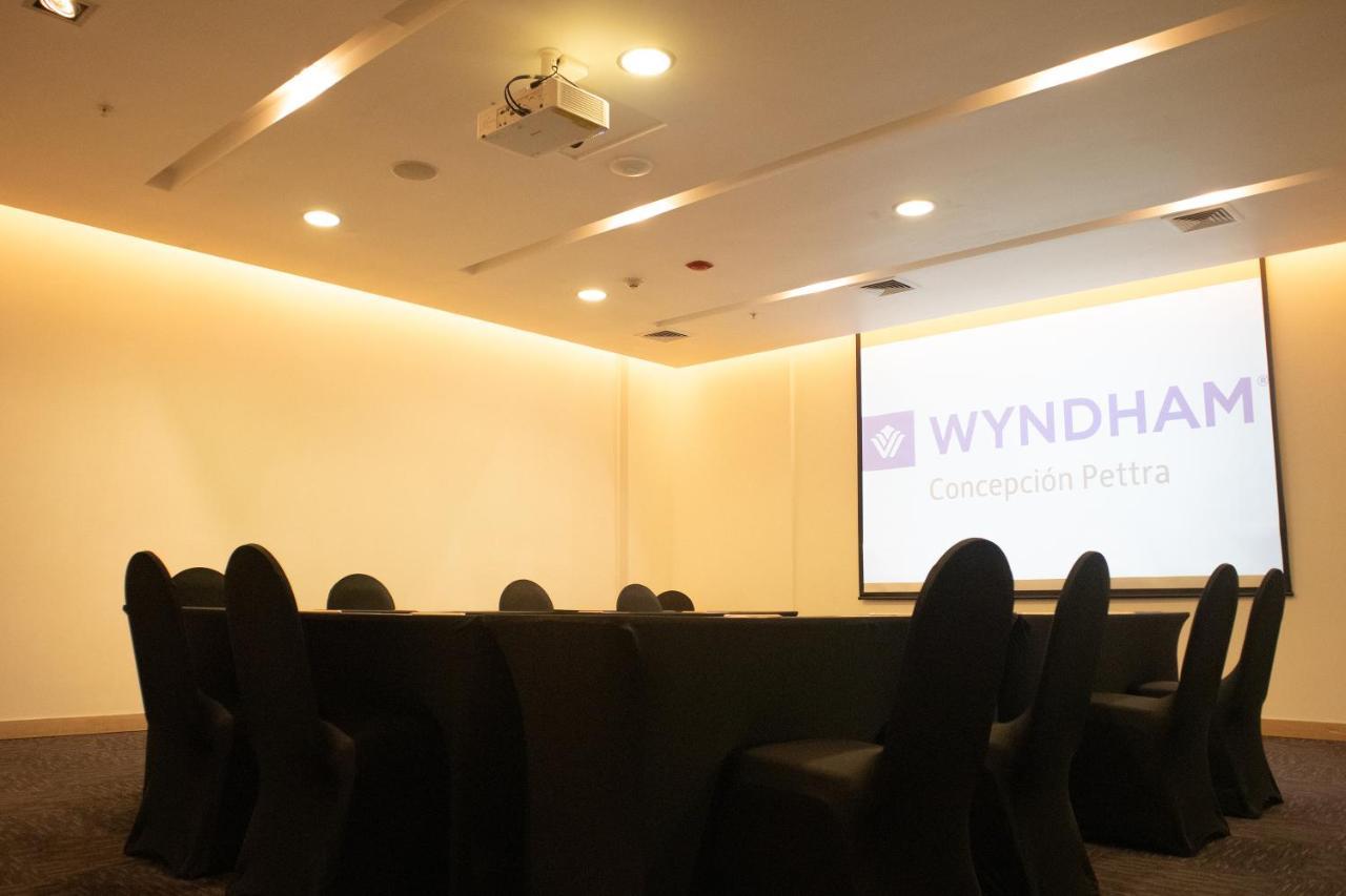 Hotel Wyndham Concepcion Pettra Exteriér fotografie A meeting room at a hotel