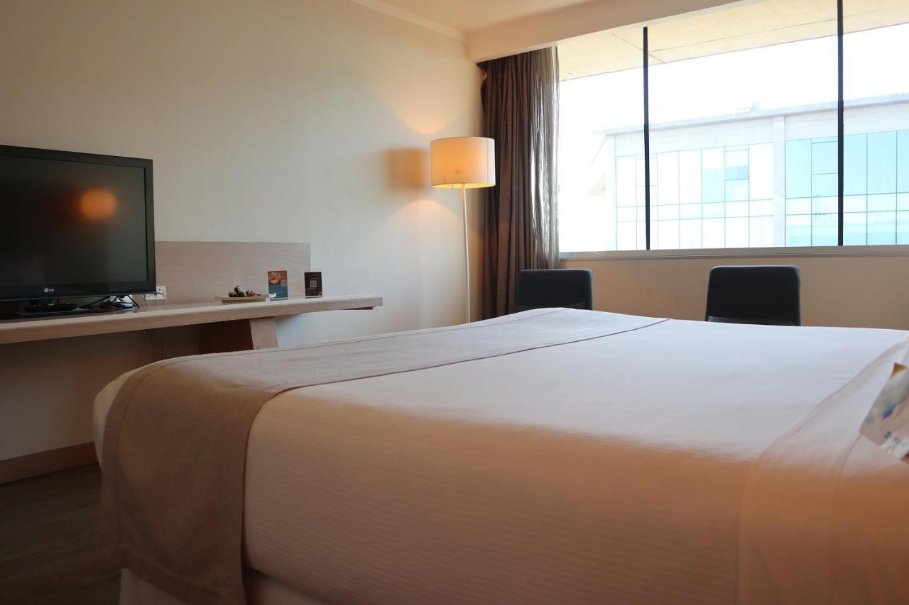 Hotel Wyndham Concepcion Pettra Exteriér fotografie A room at the hotel