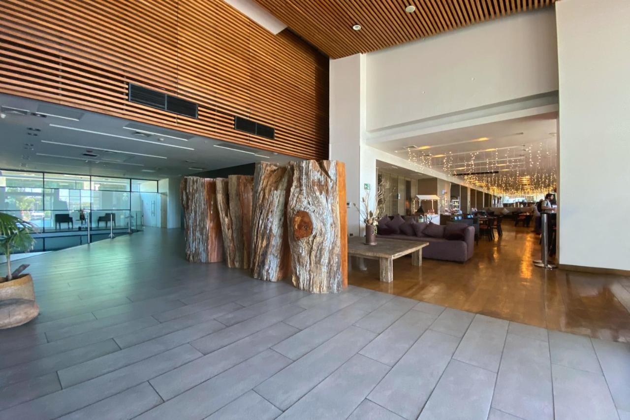 Hotel Wyndham Concepcion Pettra Exteriér fotografie Interior of the lobby