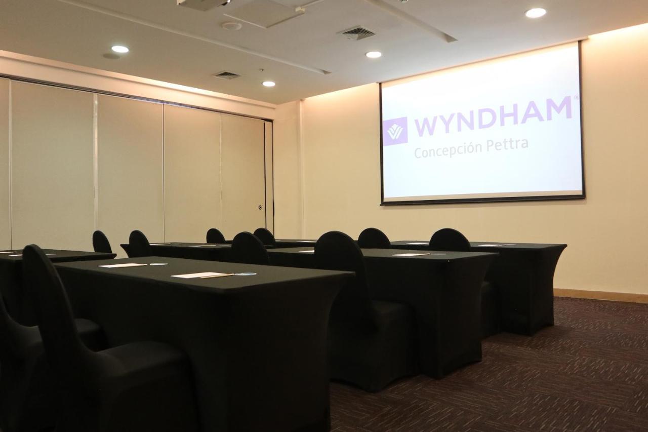 Hotel Wyndham Concepcion Pettra Exteriér fotografie A meeting room at the hotel
