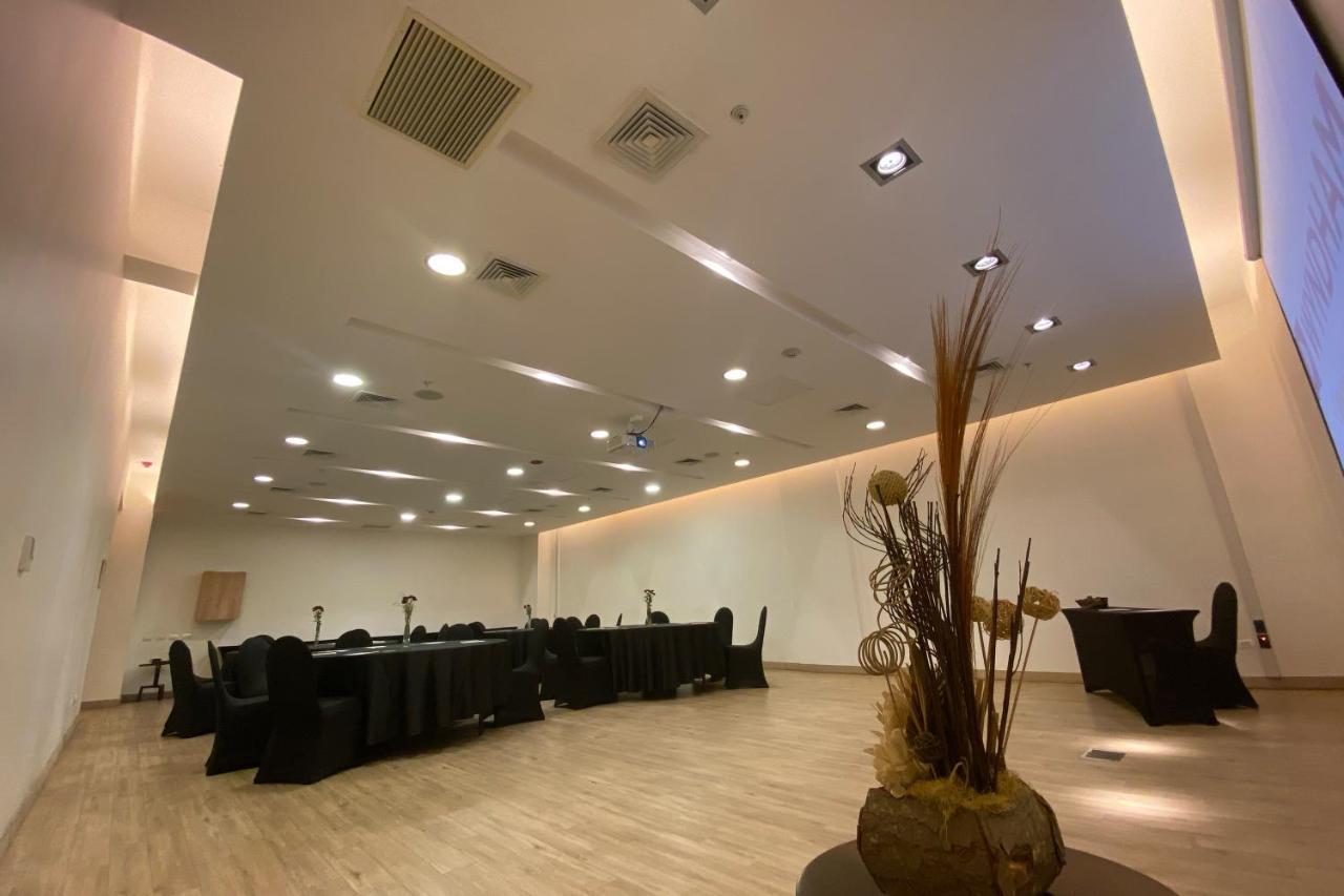 Hotel Wyndham Concepcion Pettra Exteriér fotografie The interior of the conference room